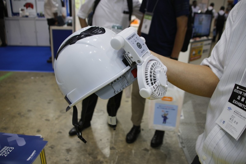 首元に心地よい風を 東洋物産工業のヘルメット取付式送風機　